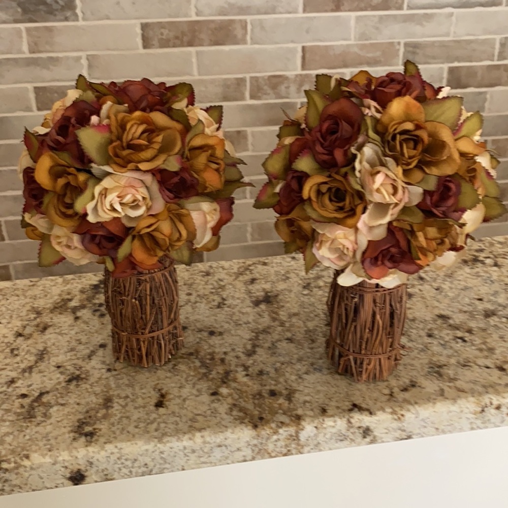 Dried flower decor. Perfect accent for shellf  or counter. Add to your decor😊
